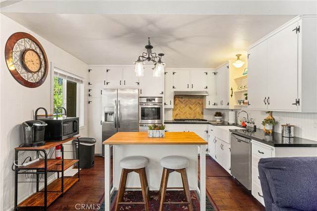 1966 Oakleaf Court, Running Springs, CA 92382
