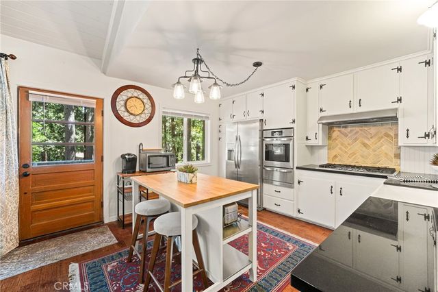 1966 Oakleaf Court, Running Springs, CA 92382