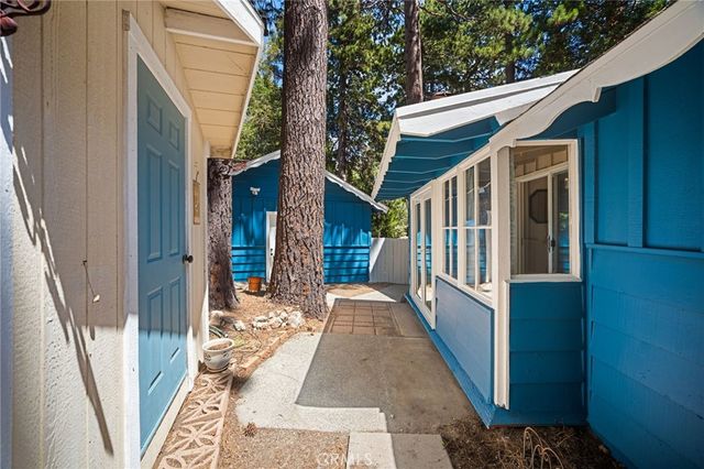 1966 Oakleaf Court, Running Springs, CA 92382