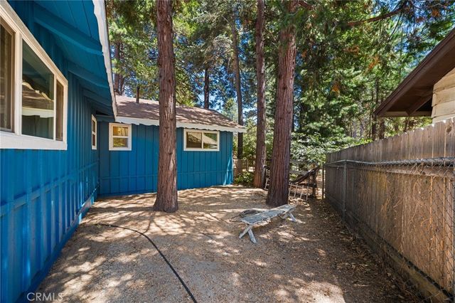 1966 Oakleaf Court, Running Springs, CA 92382