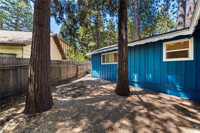 1966 Oakleaf Court, Running Springs, CA 92382