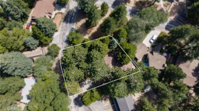 1966 Oakleaf Court, Running Springs, CA 92382