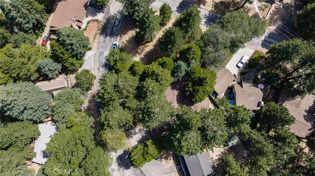 1966 Oakleaf Court, Running Springs, CA 92382