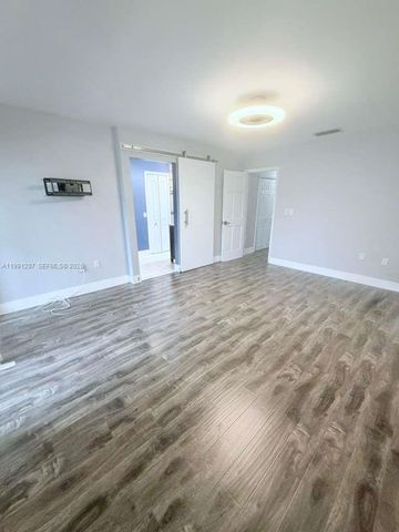 8517 NW 9th Pl, Plantation, FL 33324