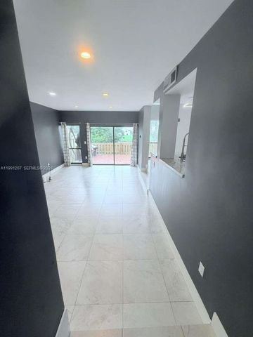 8517 NW 9th Pl, Plantation, FL 33324