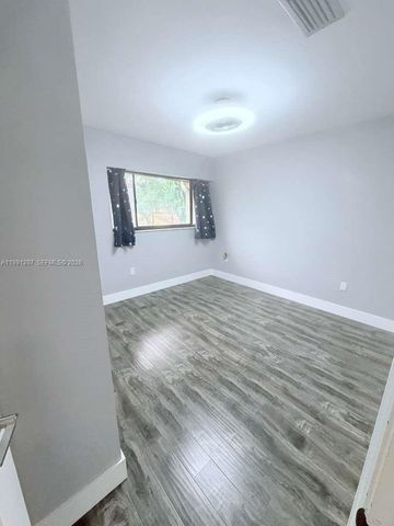 8517 NW 9th Pl, Plantation, FL 33324