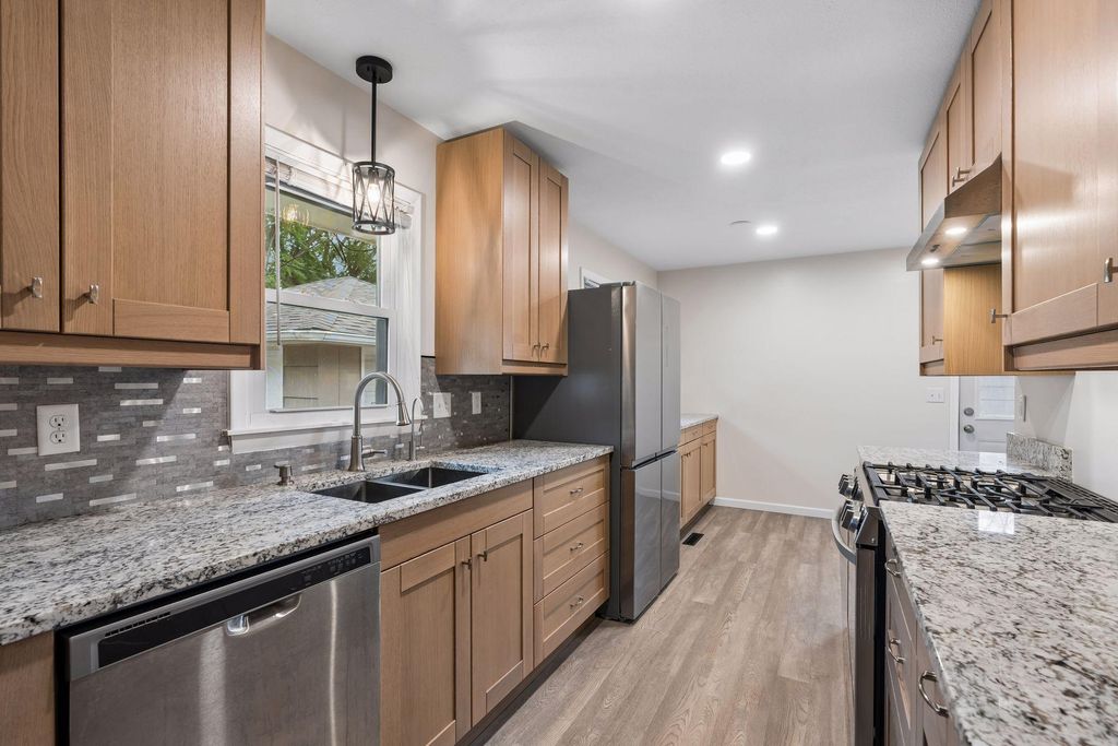 300 105th Avenue NE, Blaine, MN 55434