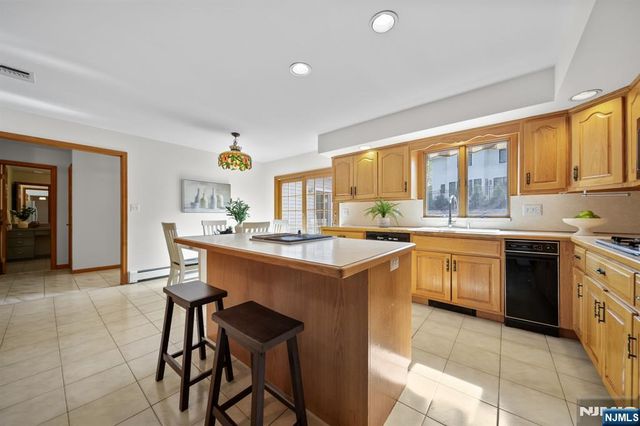 30 Auryansen Court, Closter, NJ 07624