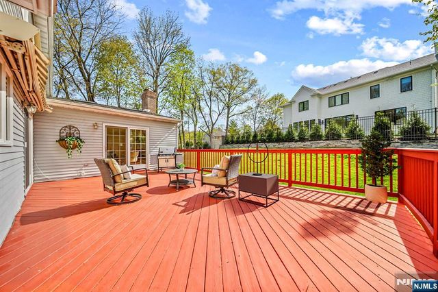 30 Auryansen Court, Closter, NJ 07624