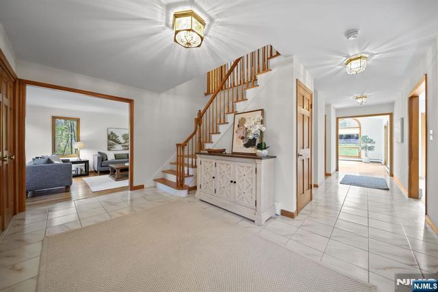 30 Auryansen Court, Closter, NJ 07624