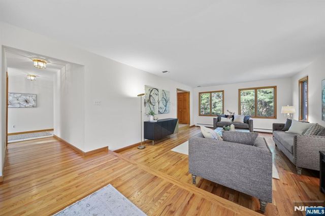 30 Auryansen Court, Closter, NJ 07624