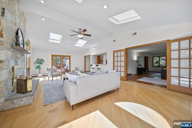 30 Auryansen Court, Closter, NJ 07624