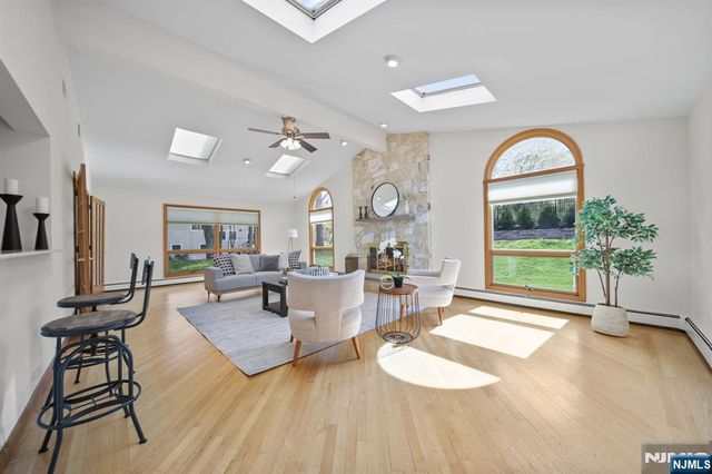 30 Auryansen Court, Closter, NJ 07624