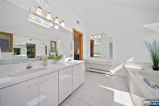 30 Auryansen Court, Closter, NJ 07624