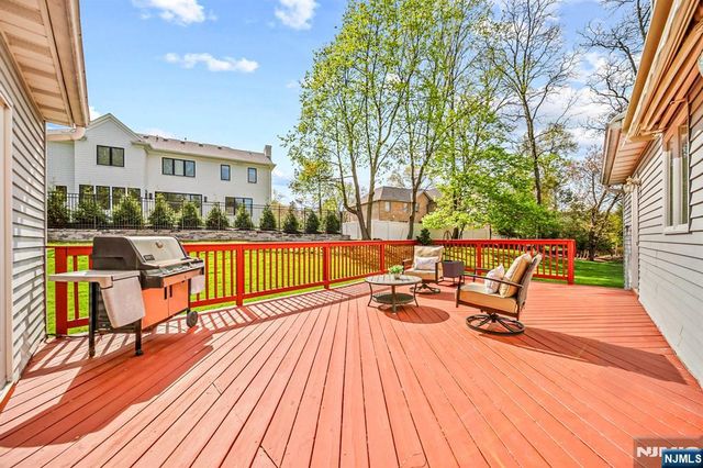 30 Auryansen Court, Closter, NJ 07624