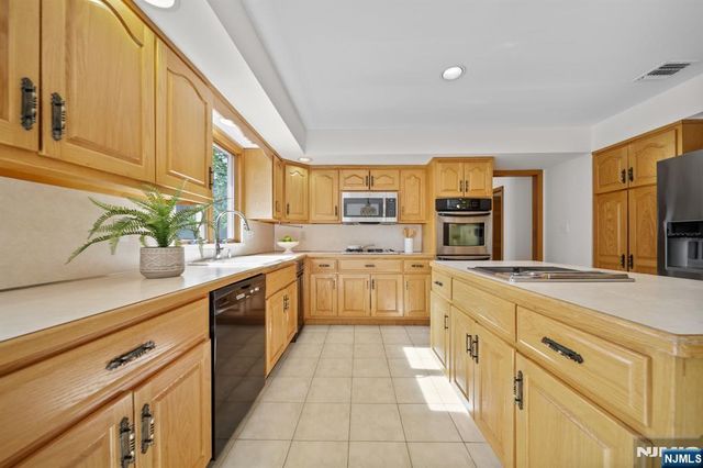 30 Auryansen Court, Closter, NJ 07624