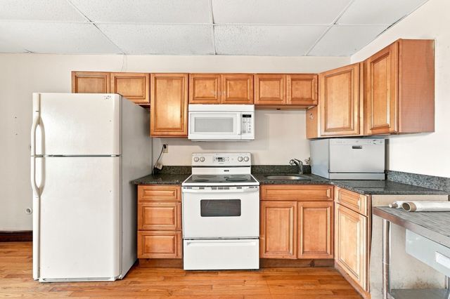 8 Bayberry Ln, Millbury, MA 01527