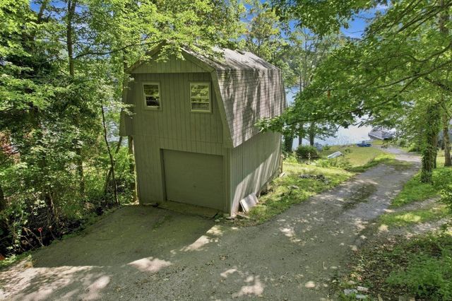 8 Bayberry Ln, Millbury, MA 01527