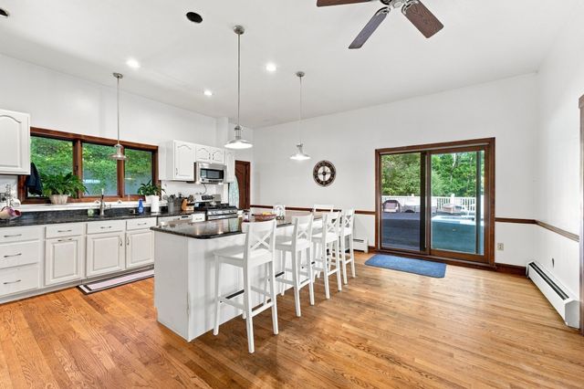 8 Bayberry Ln, Millbury, MA 01527