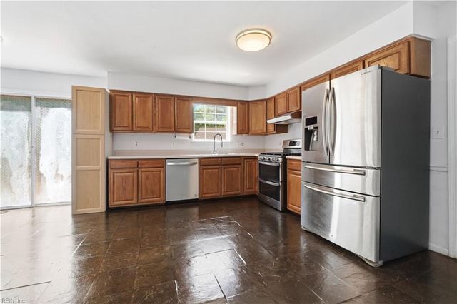 4 Eaver CT, Portsmouth, VA 23703