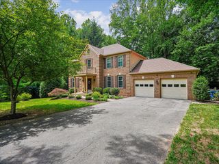 5810 HANNORA LN, Fairfax Station, VA 22039