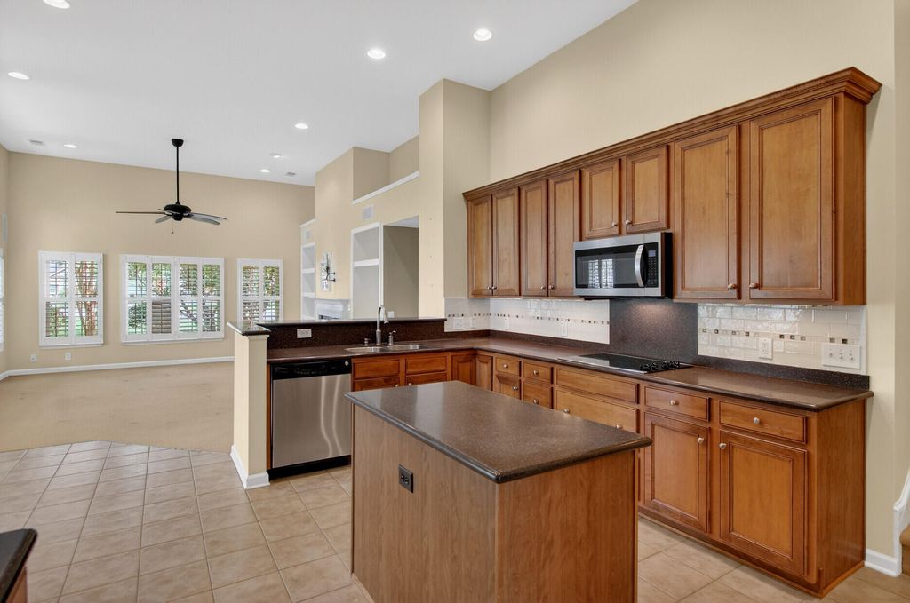 Image 10 of property listing at 152 Back Tee Circle, Summerville, SC 29485