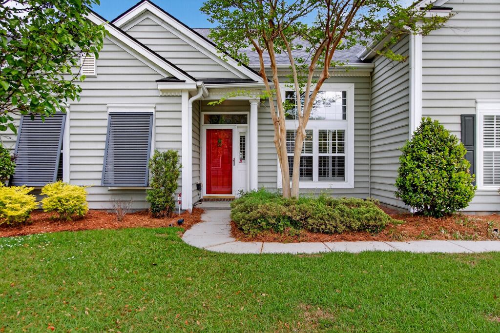 Image 2 of property listing at 152 Back Tee Circle, Summerville, SC 29485