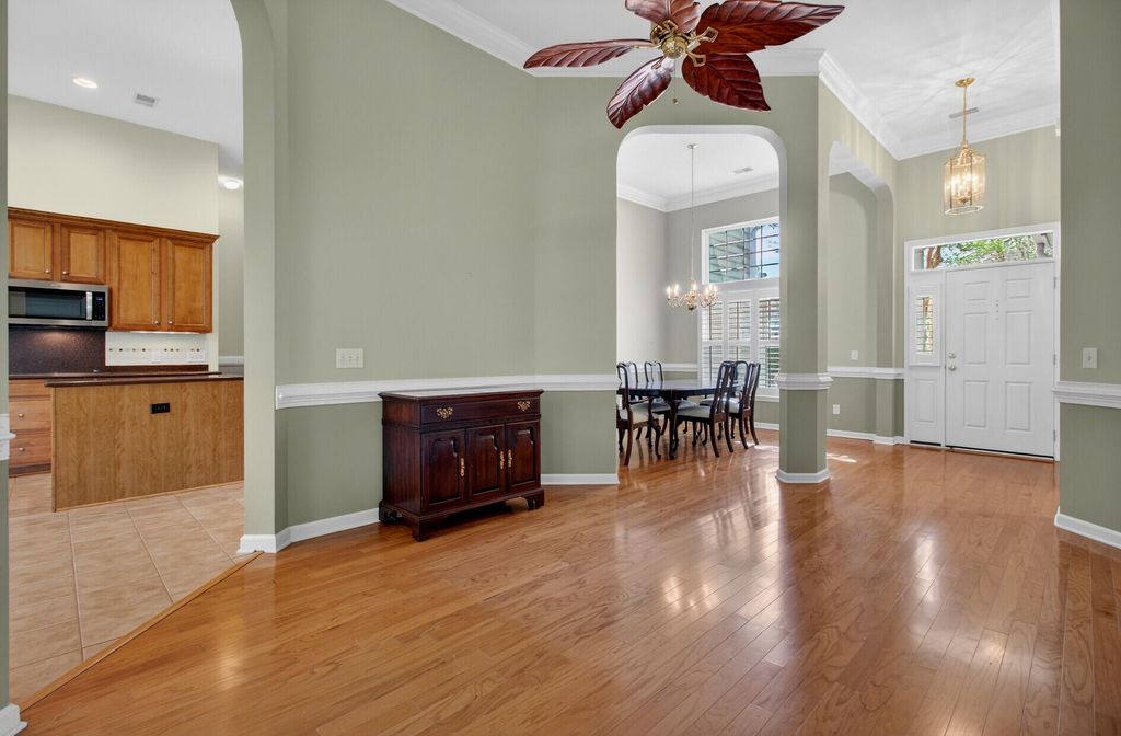 Image 8 of property listing at 152 Back Tee Circle, Summerville, SC 29485