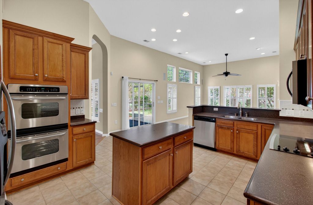 Image 9 of property listing at 152 Back Tee Circle, Summerville, SC 29485