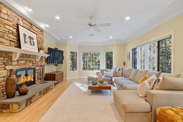 9 Garland Rd, Lincoln, MA 01773