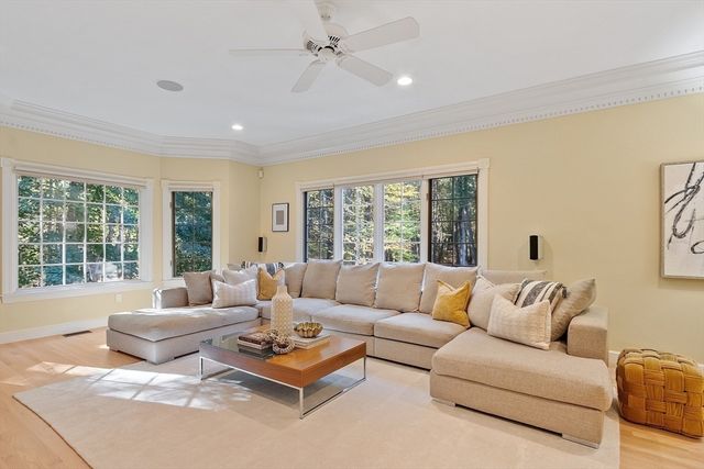 9 Garland Rd, Lincoln, MA 01773