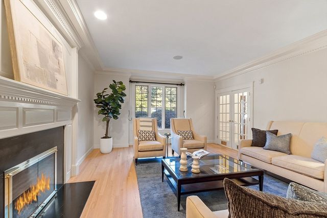 9 Garland Rd, Lincoln, MA 01773