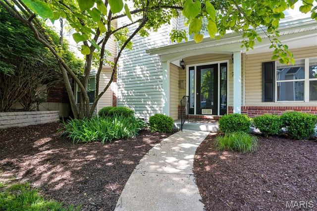 712 Woodside Trails Drive 102, Ballwin, MO 63021