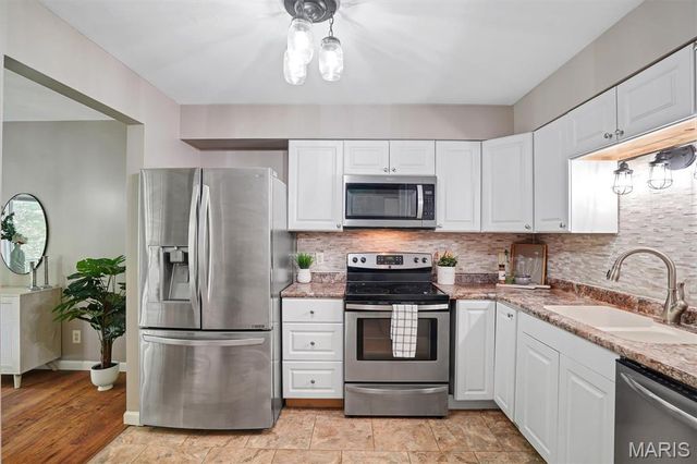 712 Woodside Trails Drive 102, Ballwin, MO 63021