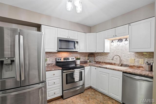 712 Woodside Trails Drive 102, Ballwin, MO 63021