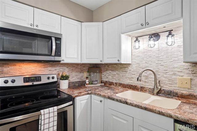 712 Woodside Trails Drive 102, Ballwin, MO 63021