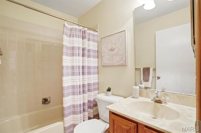 712 Woodside Trails Drive 102, Ballwin, MO 63021