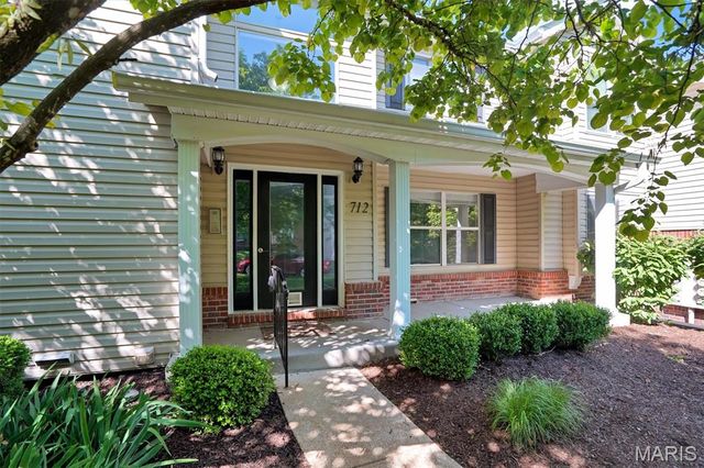 712 Woodside Trails Drive 102, Ballwin, MO 63021