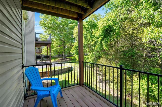 712 Woodside Trails Drive 102, Ballwin, MO 63021