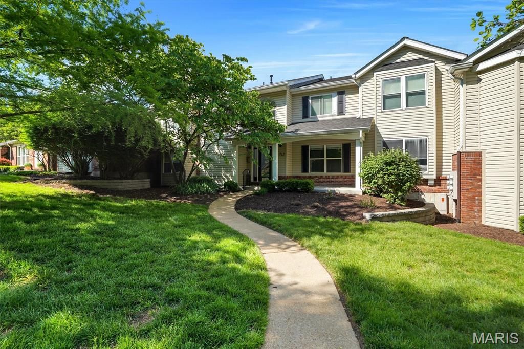 712 Woodside Trails Drive 102, Ballwin, MO 63021