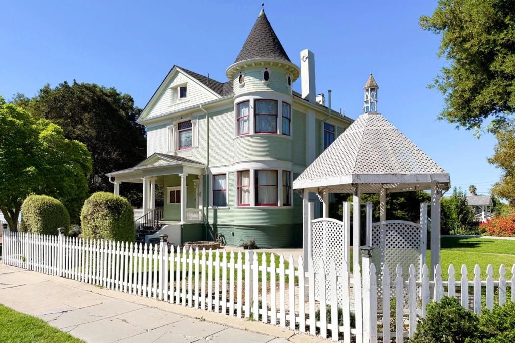 712 West Street, Hollister, CA 95023