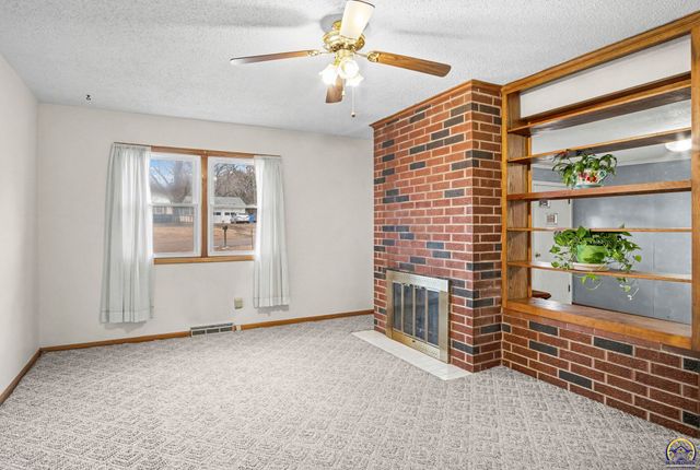 341 NE Monhollon DR, Topeka, KS 66617