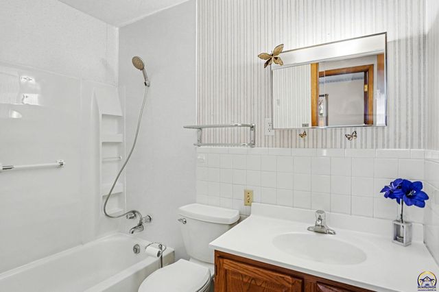 341 NE Monhollon DR, Topeka, KS 66617