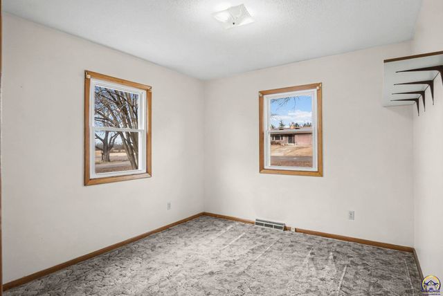 341 NE Monhollon DR, Topeka, KS 66617