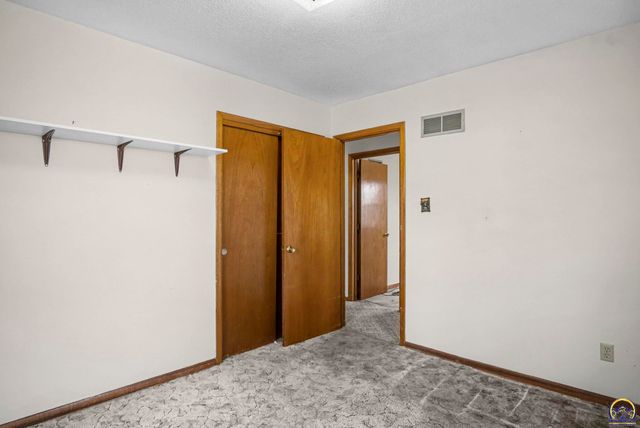 341 NE Monhollon DR, Topeka, KS 66617