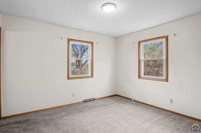 341 NE Monhollon DR, Topeka, KS 66617