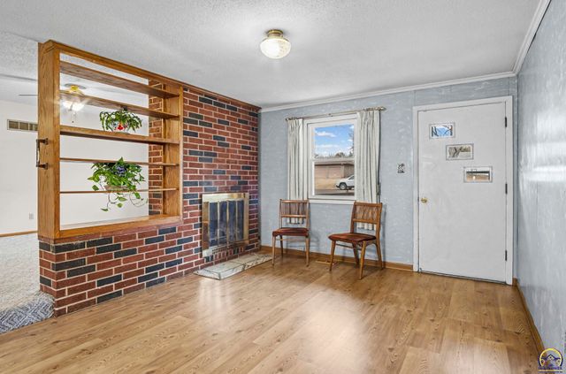 341 NE Monhollon DR, Topeka, KS 66617