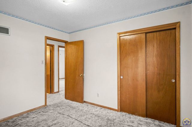 341 NE Monhollon DR, Topeka, KS 66617