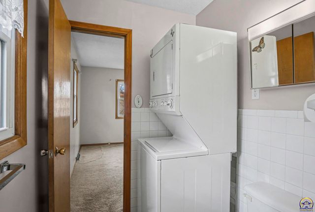 341 NE Monhollon DR, Topeka, KS 66617