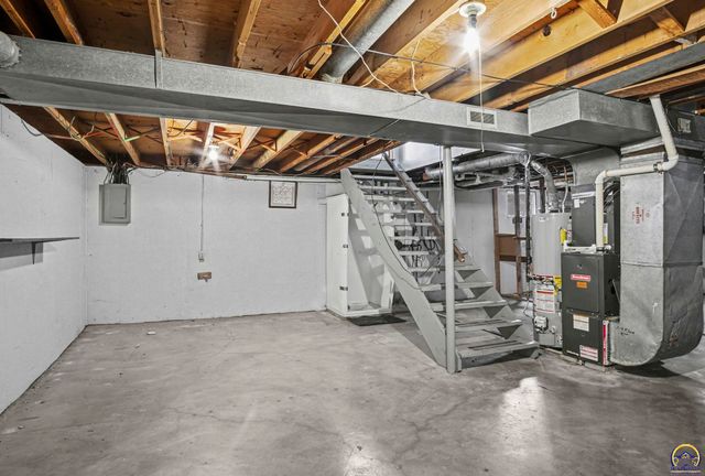 341 NE Monhollon DR, Topeka, KS 66617